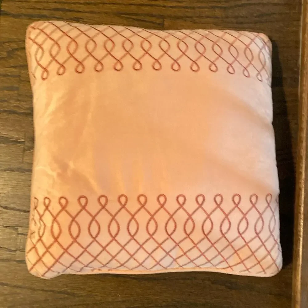 Vintage bed bath and beyond embroidered‎ pink velveteen 20x20 accent pillow